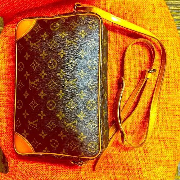 WOW POSHMARK Authentic Louis Vuitton GM Crossbody Bag = FESTIVAL & CONCERT TIME - Picture 3 of 15
